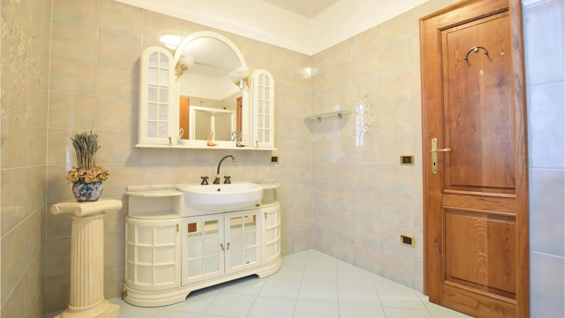 4 Bedroom Cozy Home In Camaiore 0*,