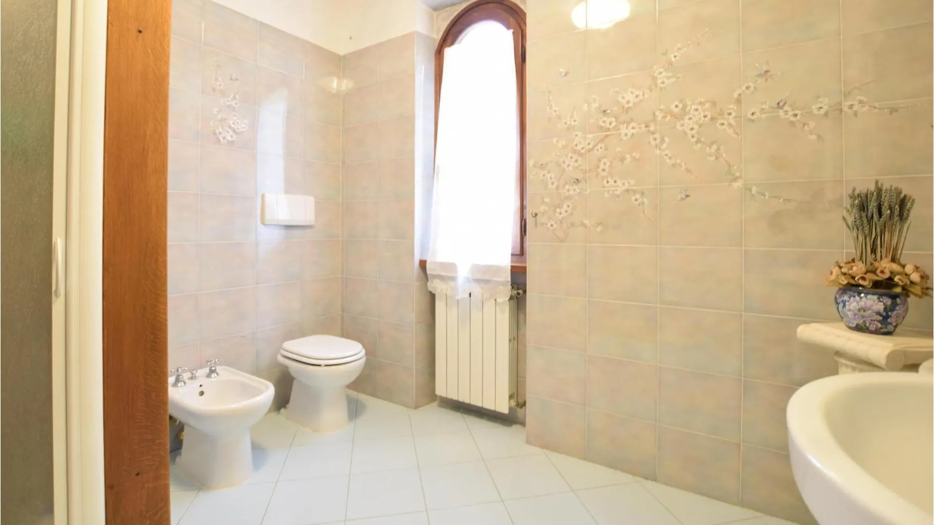 4 Bedroom Cozy Home In Camaiore Italia