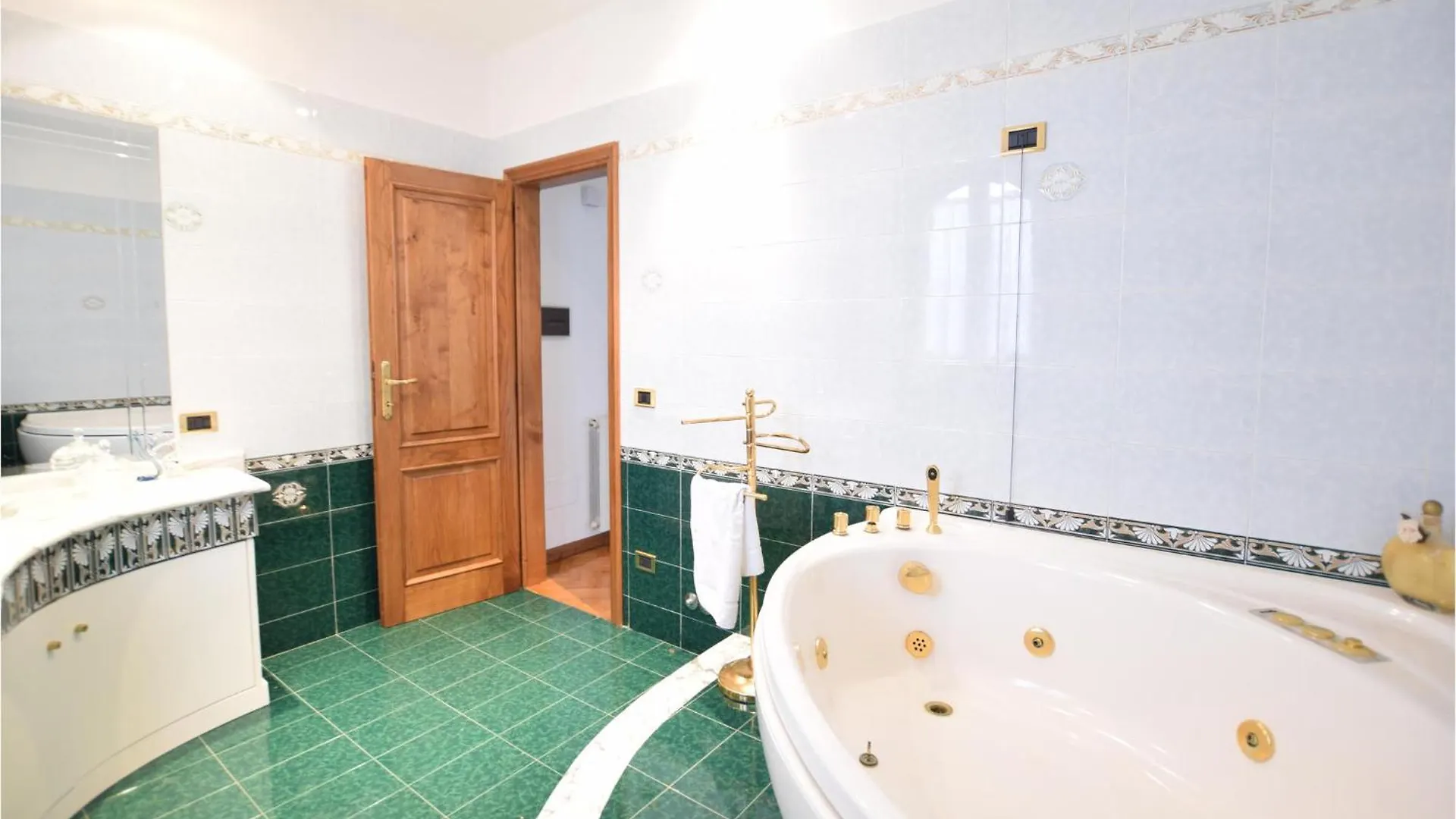 4 Bedroom Cozy Home In Camaiore