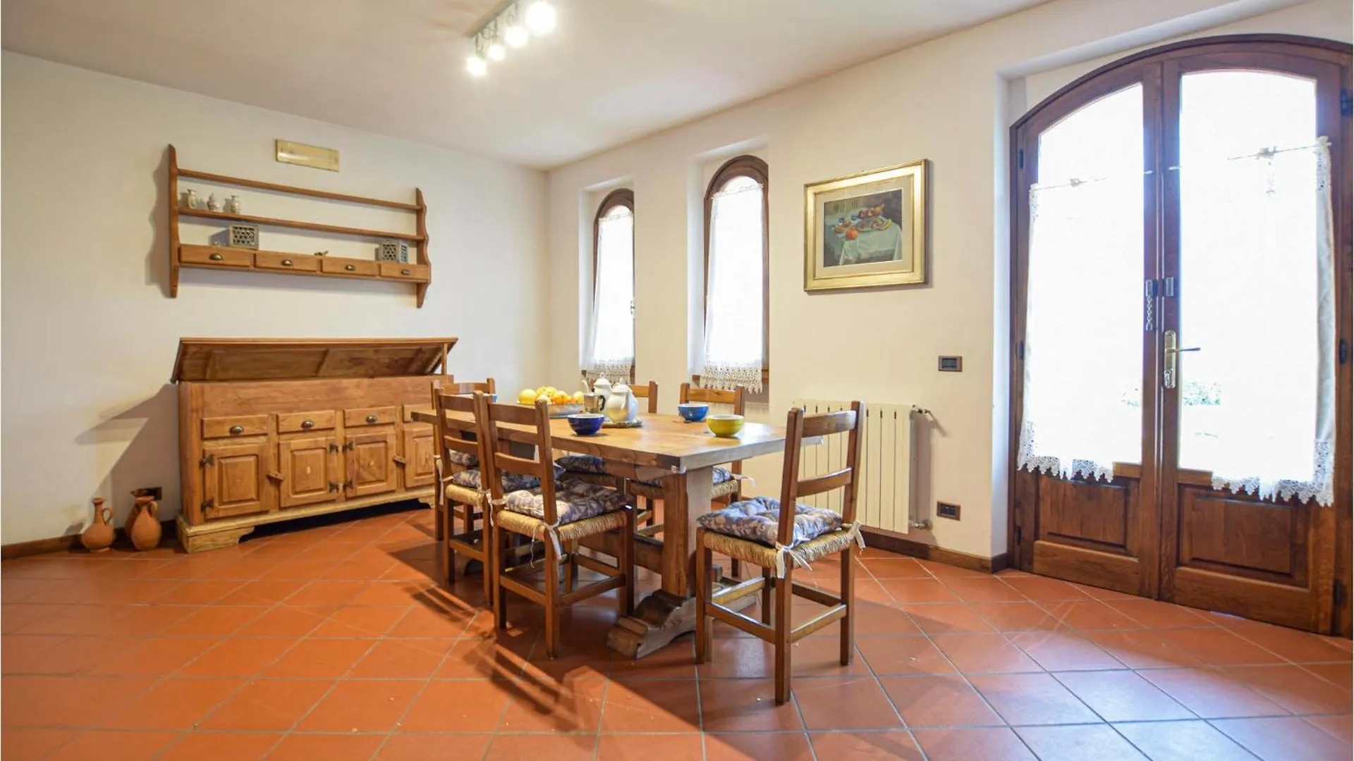 Apartamento 4 Bedroom Cozy Home In Camaiore Italia