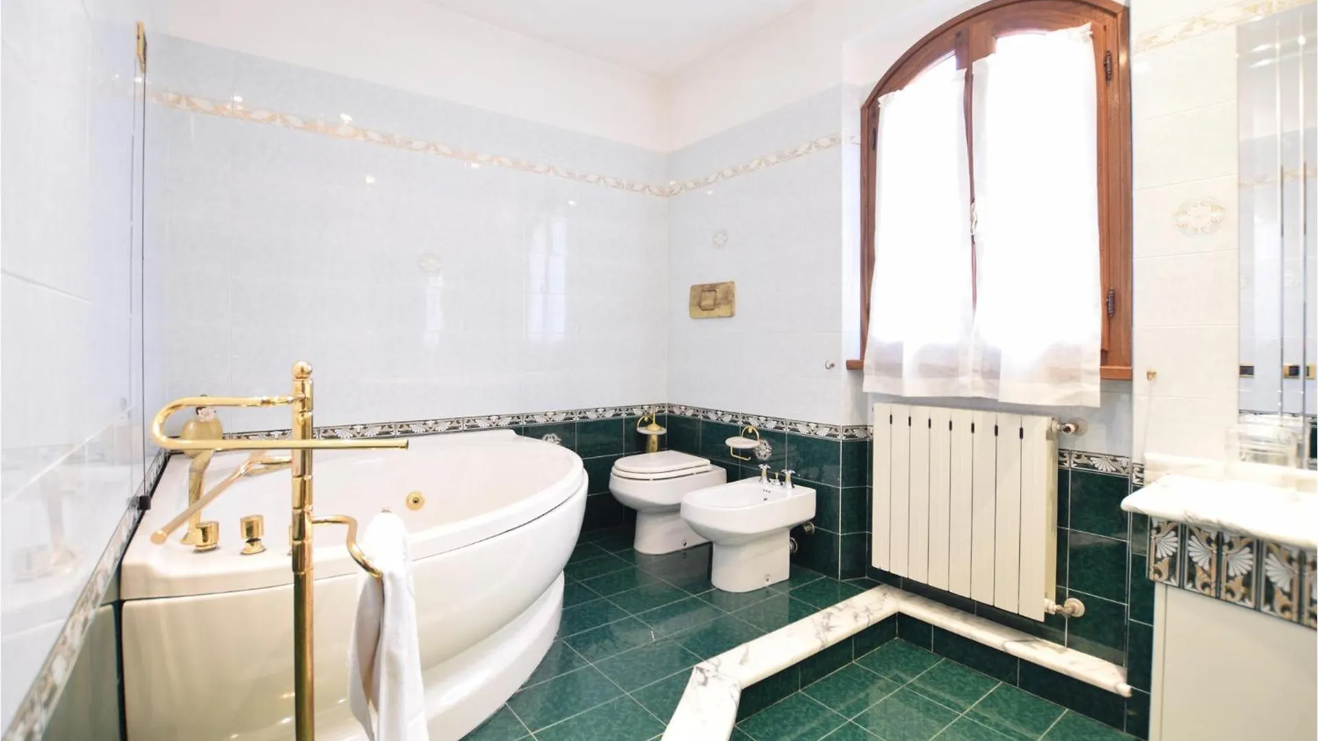 4 Bedroom Cozy Home In Camaiore 0*,  Italia