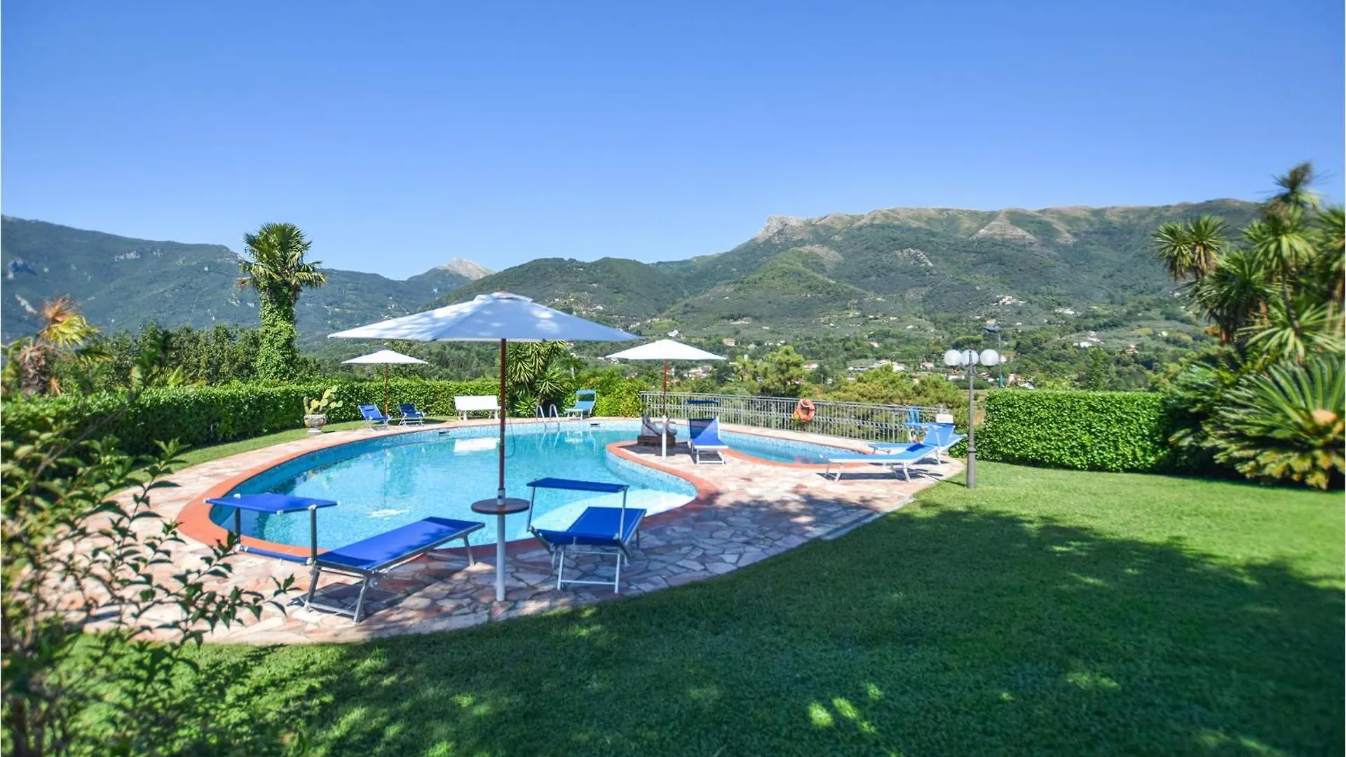 Apartamento 4 Bedroom Cozy Home In Camaiore Italia